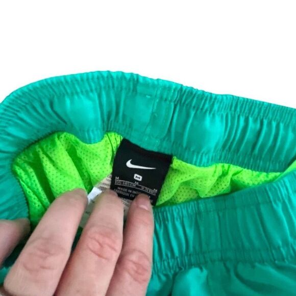Nike boys, swim trunks size medium - Picture 3 of 3